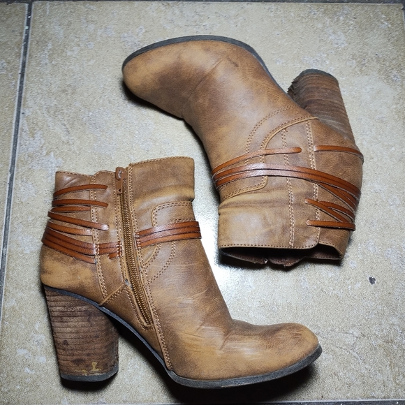 Madden Girl Faux Suede Western Style Bootie Size 7 - Picture 2 of 15